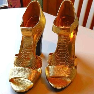 BCBGmaxzzria brand sz 5 platform gold sandsls